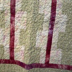 Elegant Patchwork Quilt in Green and Red
